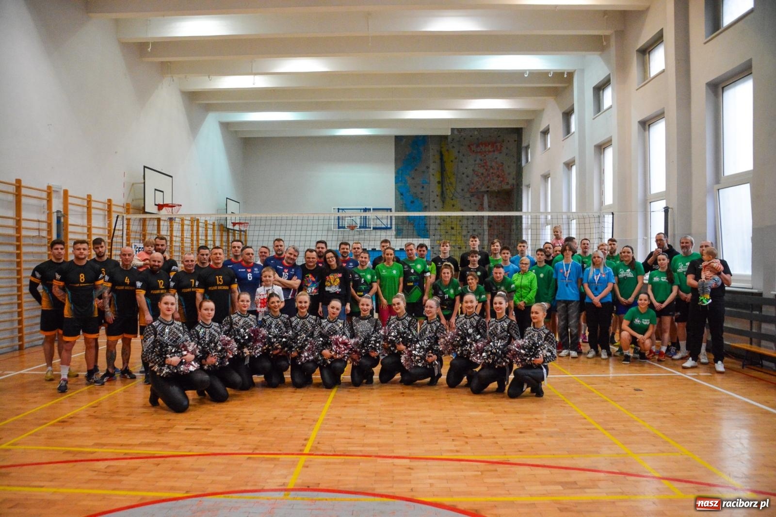 Zdjęcie w galerii na portalu naszraciborz.pl: Tu wszystko gra! Charytatywny mecz siatkówki na 32. finał WOŚP w Raciborzu wiadomości z regionu