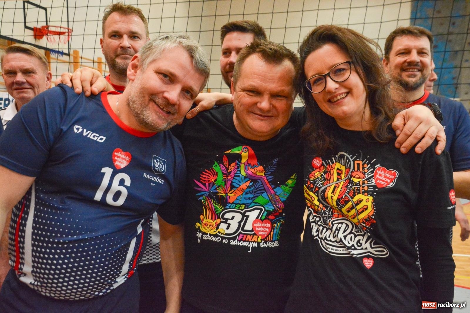 Zdjęcie w galerii na portalu naszraciborz.pl: Tu wszystko gra! Charytatywny mecz siatkówki na 32. finał WOŚP w Raciborzu wiadomości z regionu
