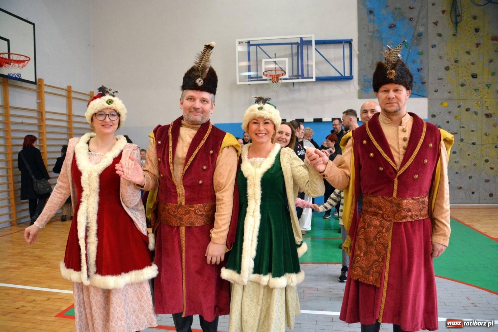 Zdjęcie w galerii na portalu naszraciborz.pl: Raciborzanie zatańczyli na żywo Poloneza w TVP [FOTO i WIDEO] wiadomości z regionu