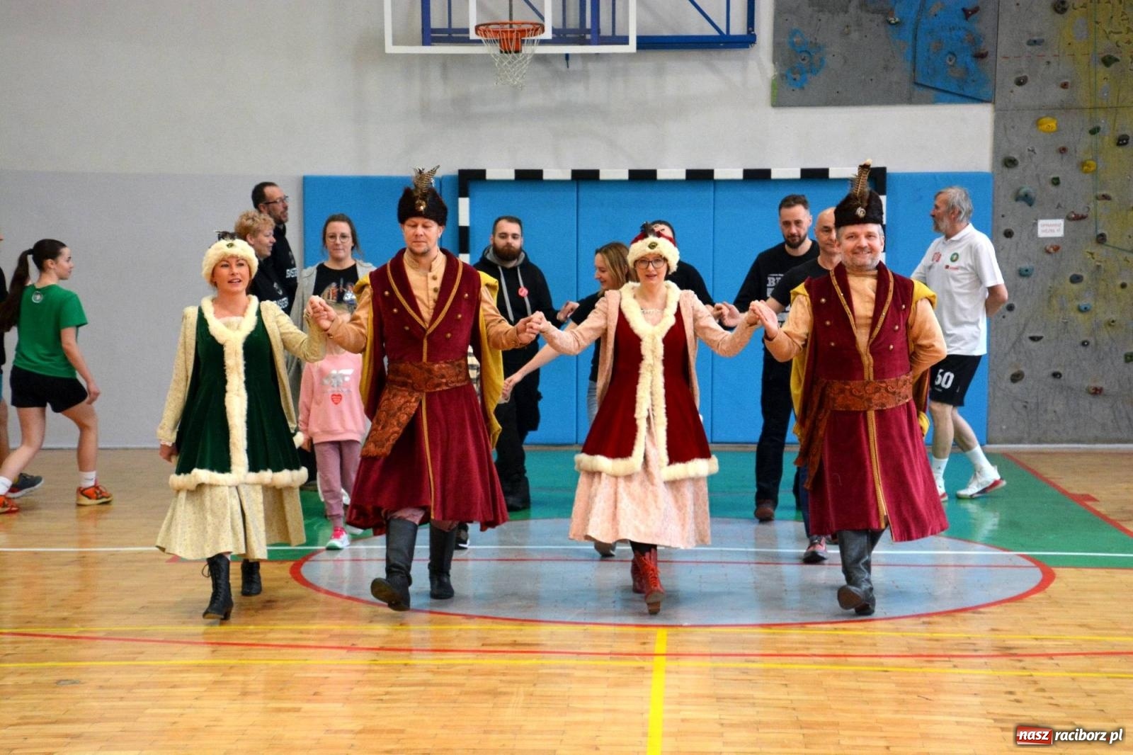 Zdjęcie w galerii na portalu naszraciborz.pl: Raciborzanie zatańczyli na żywo Poloneza w TVP [FOTO i WIDEO] wiadomości z regionu