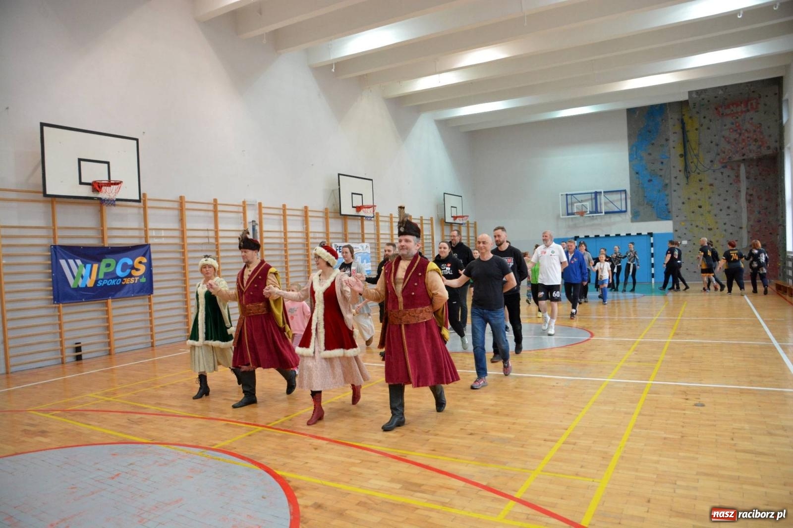 Zdjęcie w galerii na portalu naszraciborz.pl: Raciborzanie zatańczyli na żywo Poloneza w TVP [FOTO i WIDEO] wiadomości z regionu