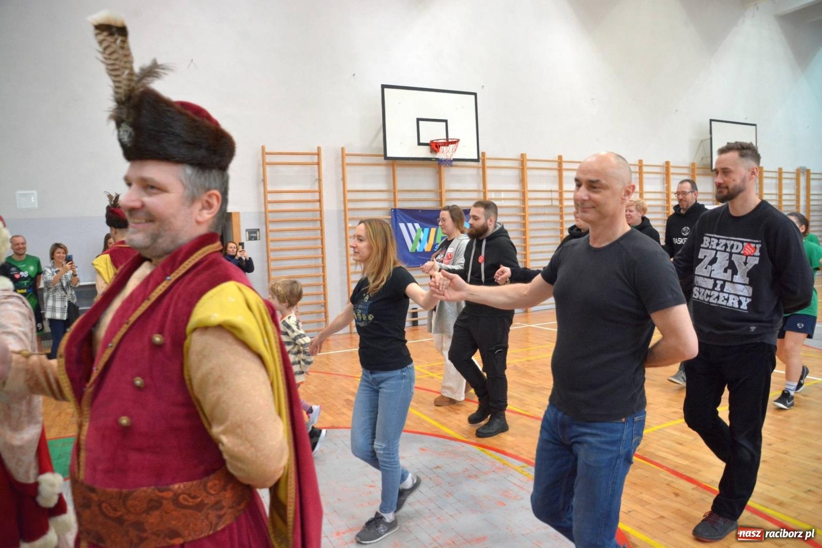 Zdjęcie w galerii na portalu naszraciborz.pl: Raciborzanie zatańczyli na żywo Poloneza w TVP [FOTO i WIDEO] wiadomości z regionu