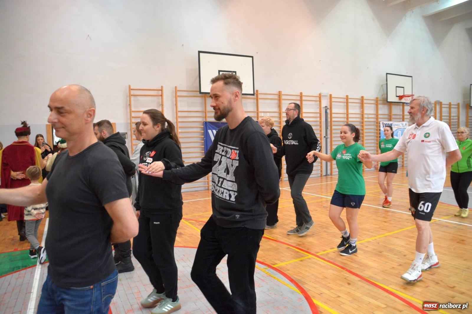 Zdjęcie w galerii na portalu naszraciborz.pl: Raciborzanie zatańczyli na żywo Poloneza w TVP [FOTO i WIDEO] wiadomości z regionu