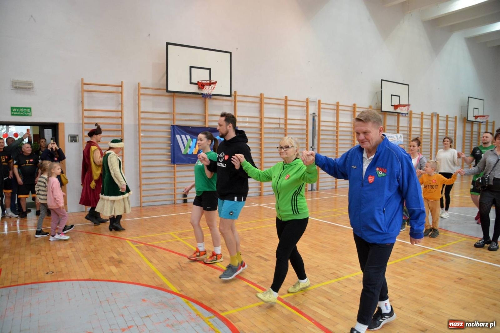 Zdjęcie w galerii na portalu naszraciborz.pl: Raciborzanie zatańczyli na żywo Poloneza w TVP [FOTO i WIDEO] wiadomości z regionu