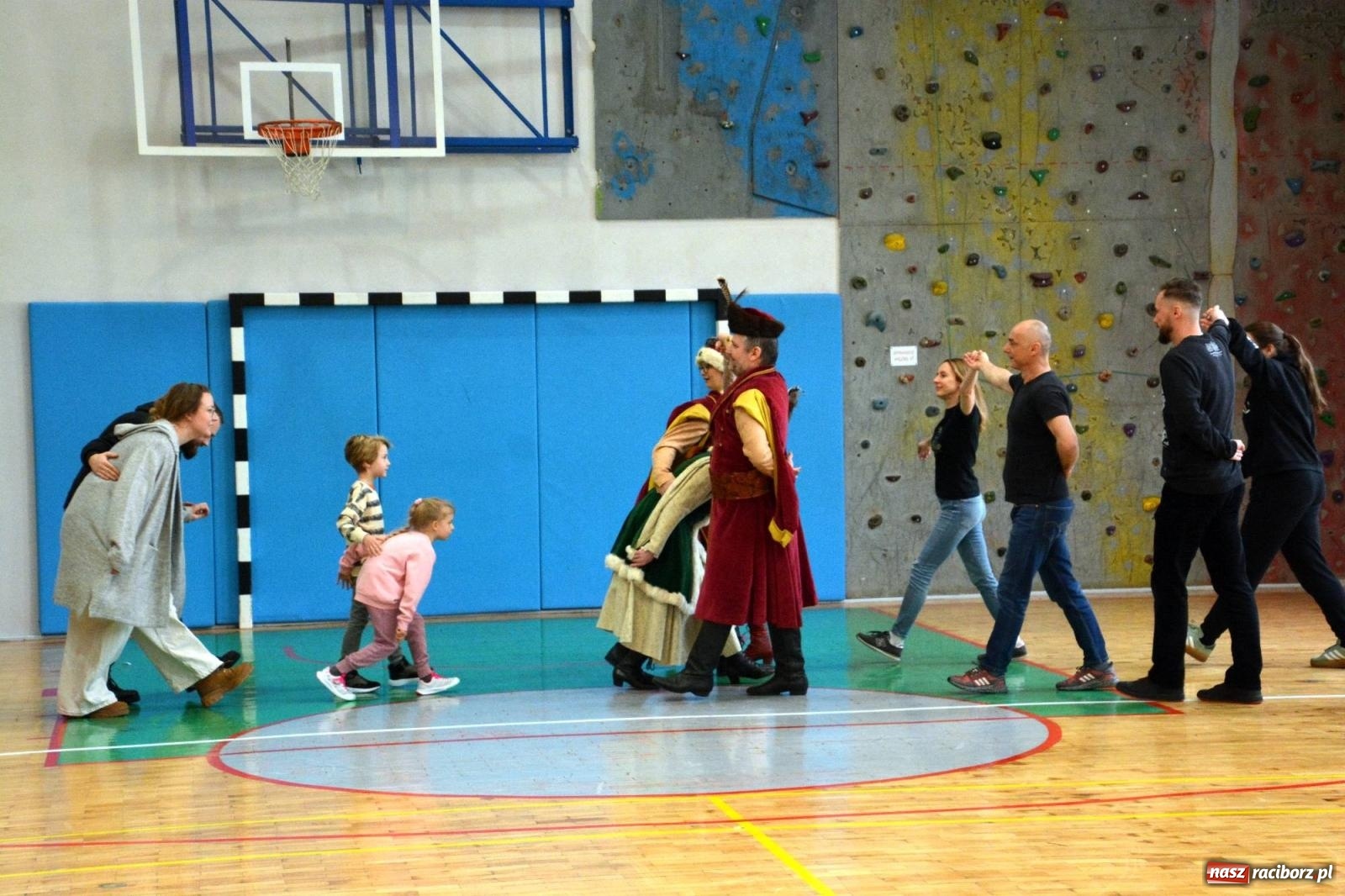 Zdjęcie w galerii na portalu naszraciborz.pl: Raciborzanie zatańczyli na żywo Poloneza w TVP [FOTO i WIDEO] wiadomości z regionu