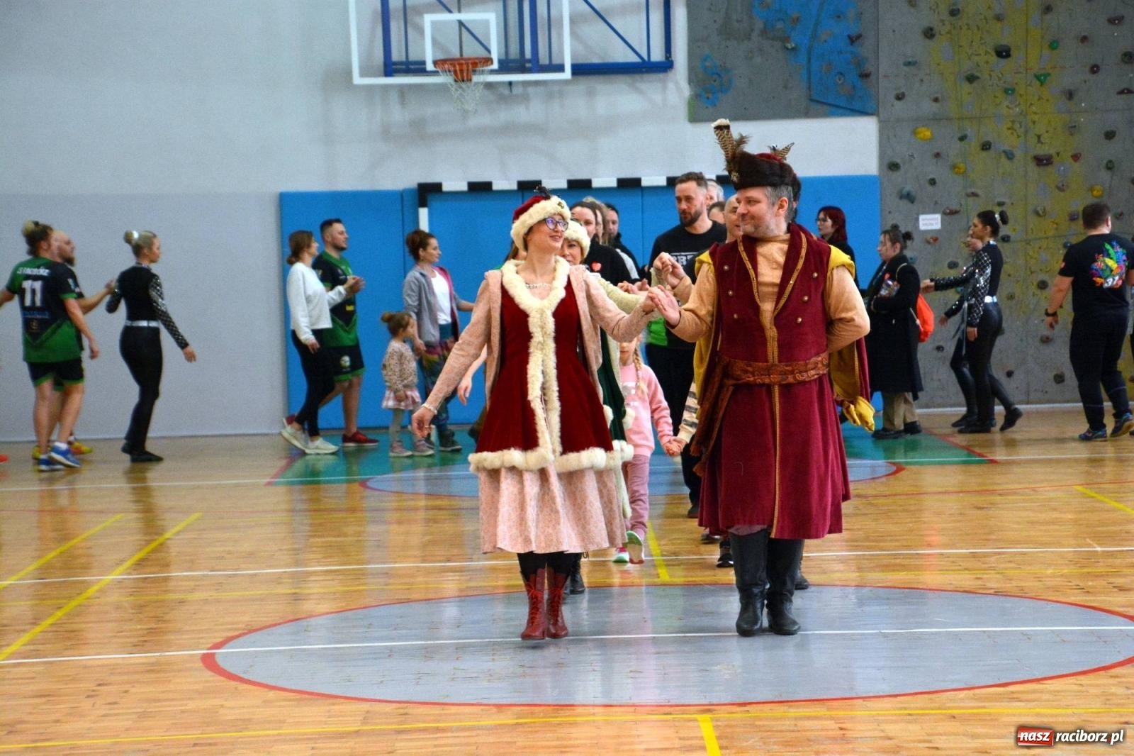 Zdjęcie w galerii na portalu naszraciborz.pl: Raciborzanie zatańczyli na żywo Poloneza w TVP [FOTO i WIDEO] wiadomości z regionu