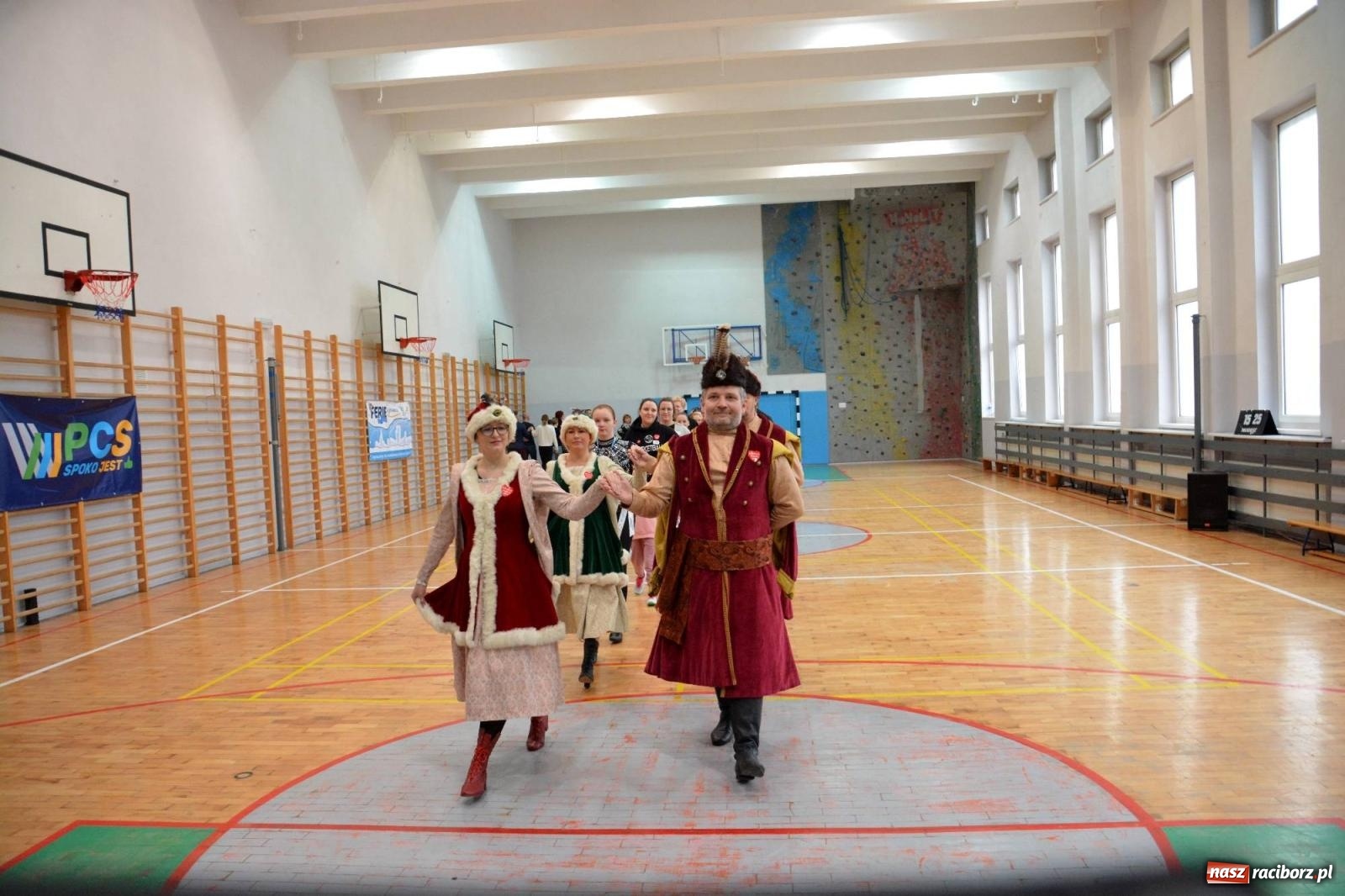 Zdjęcie w galerii na portalu naszraciborz.pl: Raciborzanie zatańczyli na żywo Poloneza w TVP [FOTO i WIDEO] wiadomości z regionu