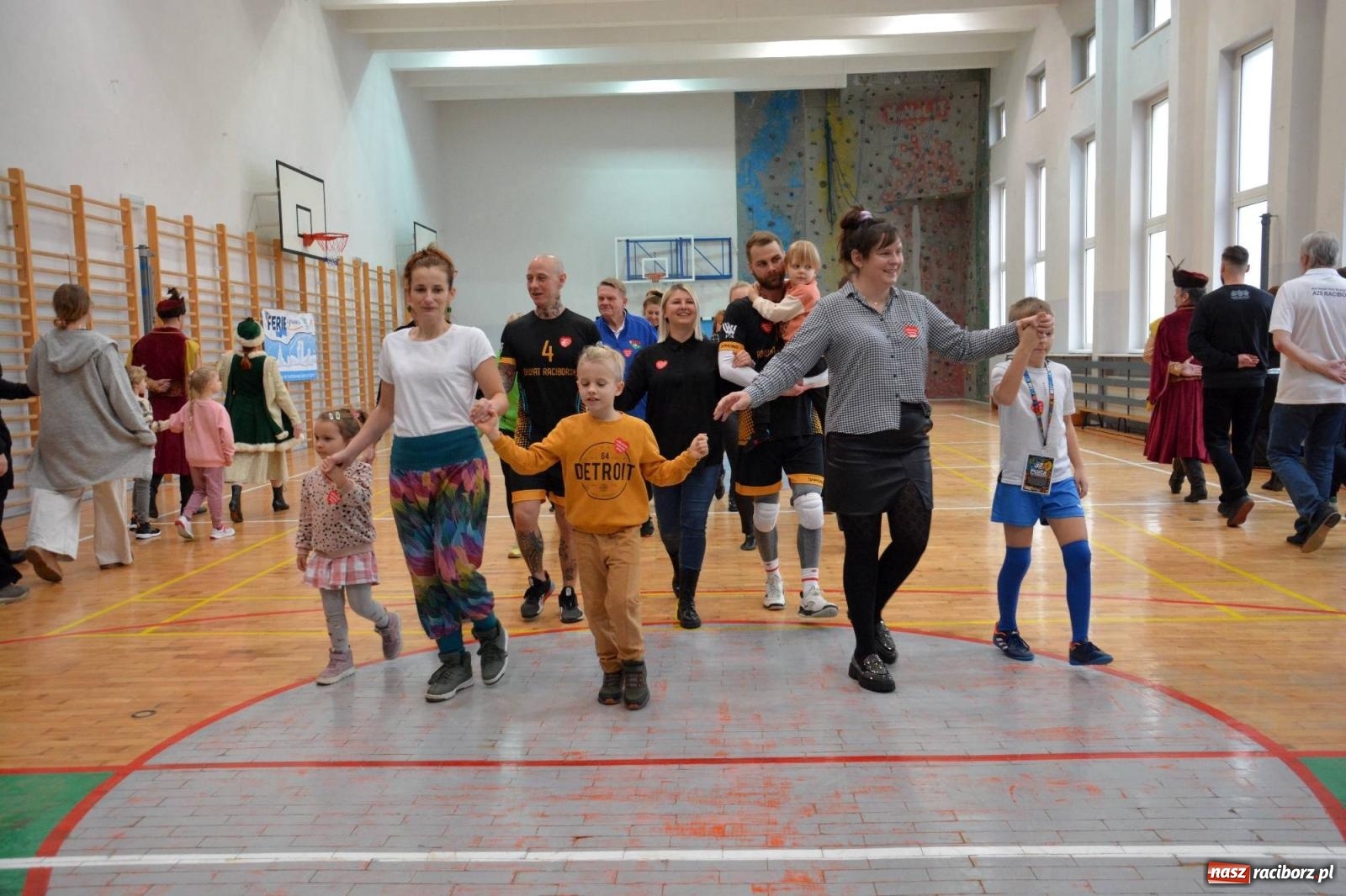 Zdjęcie w galerii na portalu naszraciborz.pl: Raciborzanie zatańczyli na żywo Poloneza w TVP [FOTO i WIDEO] wiadomości z regionu