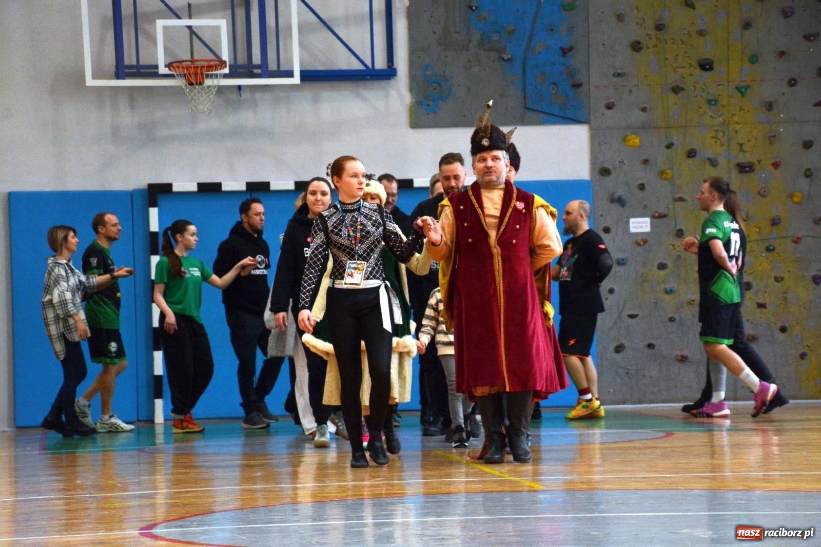 Zdjęcie w galerii na portalu naszraciborz.pl: Raciborzanie zatańczyli na żywo Poloneza w TVP [FOTO i WIDEO] wiadomości z regionu