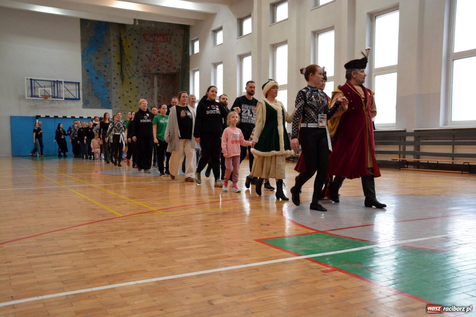 Zdjęcie w galerii na portalu naszraciborz.pl: Raciborzanie zatańczyli na żywo Poloneza w TVP [FOTO i WIDEO] wiadomości z regionu