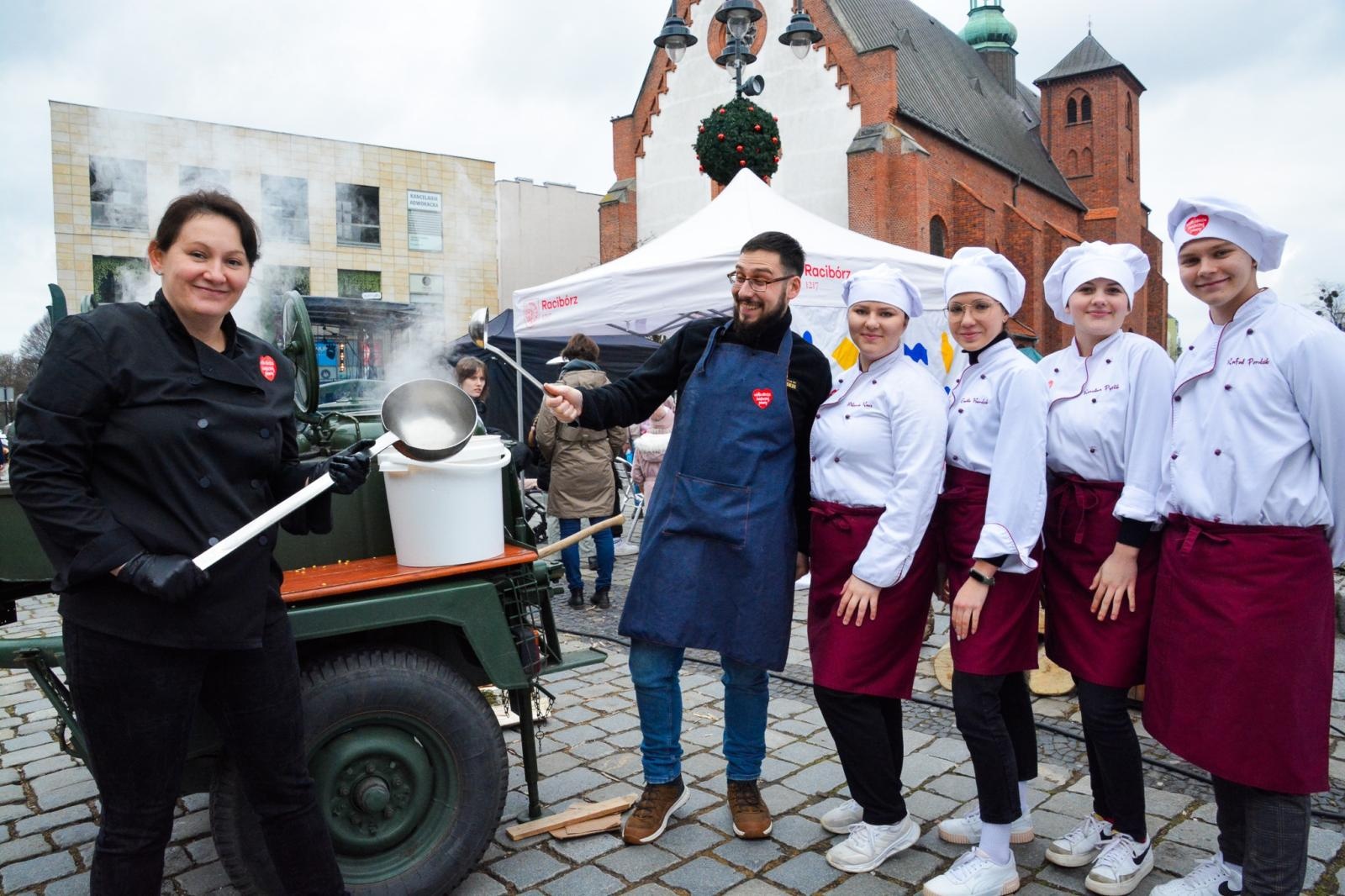 Zdjęcie w galerii na portalu naszraciborz.pl: Orkiestra gra i gotuje na raciborskim Rynku [FOTO i WIDEO] wiadomości z regionu