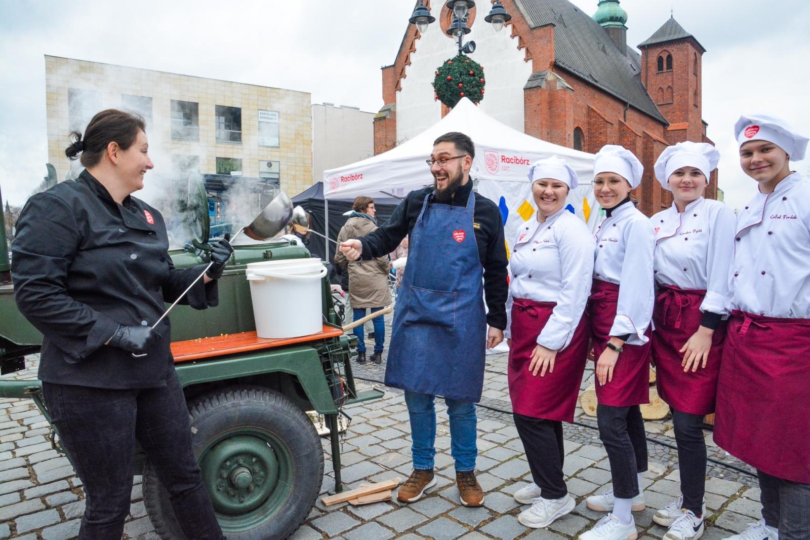Zdjęcie w galerii na portalu naszraciborz.pl: Orkiestra gra i gotuje na raciborskim Rynku [FOTO i WIDEO] wiadomości z regionu