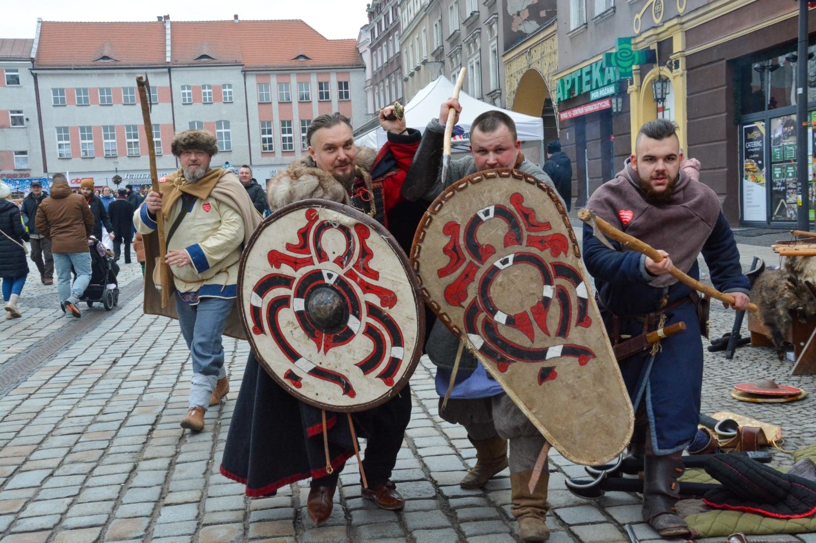 Zdjęcie w galerii na portalu naszraciborz.pl: Orkiestra gra i gotuje na raciborskim Rynku [FOTO i WIDEO] wiadomości z regionu