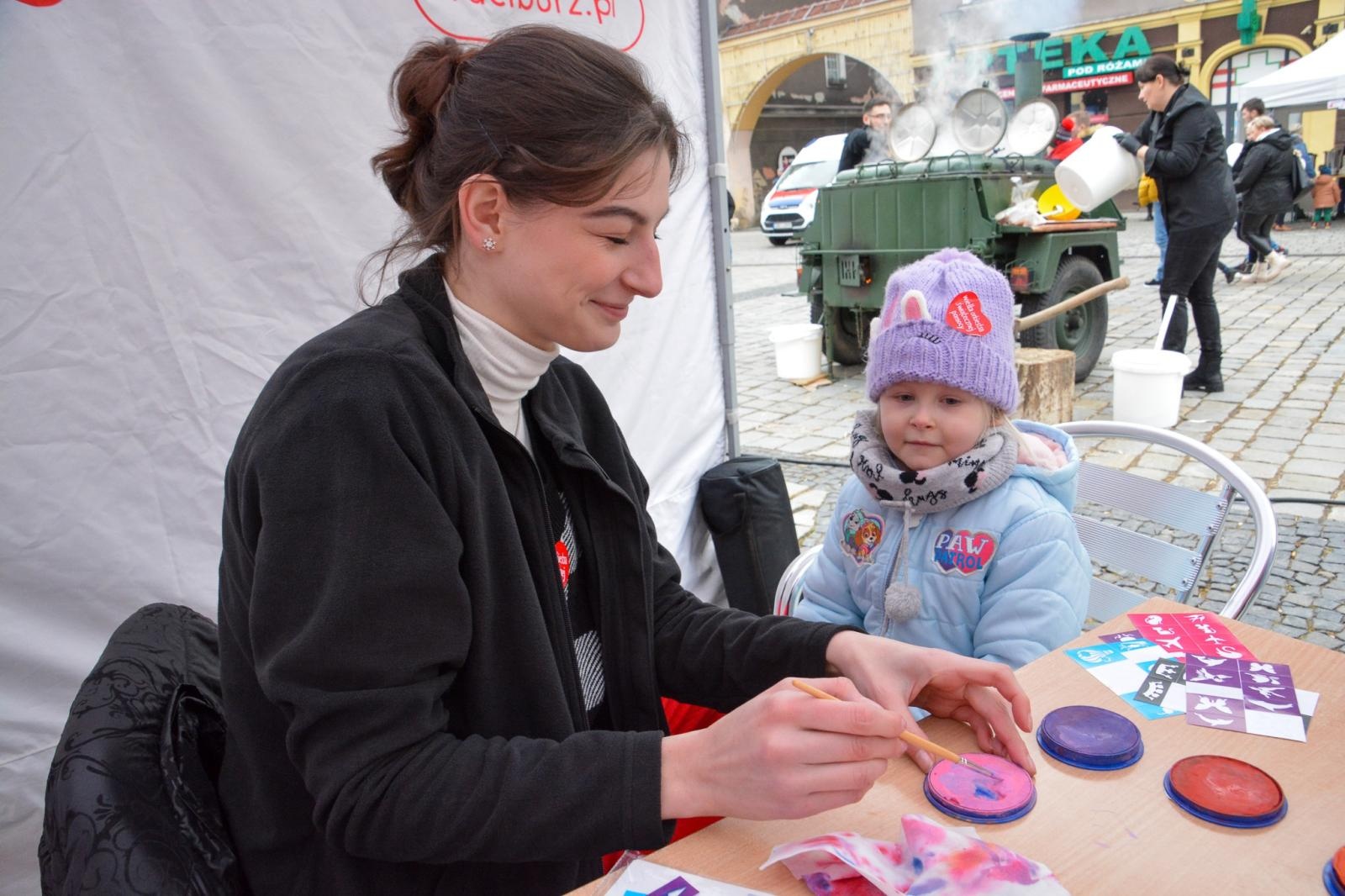Zdjęcie w galerii na portalu naszraciborz.pl: Orkiestra gra i gotuje na raciborskim Rynku [FOTO i WIDEO] wiadomości z regionu