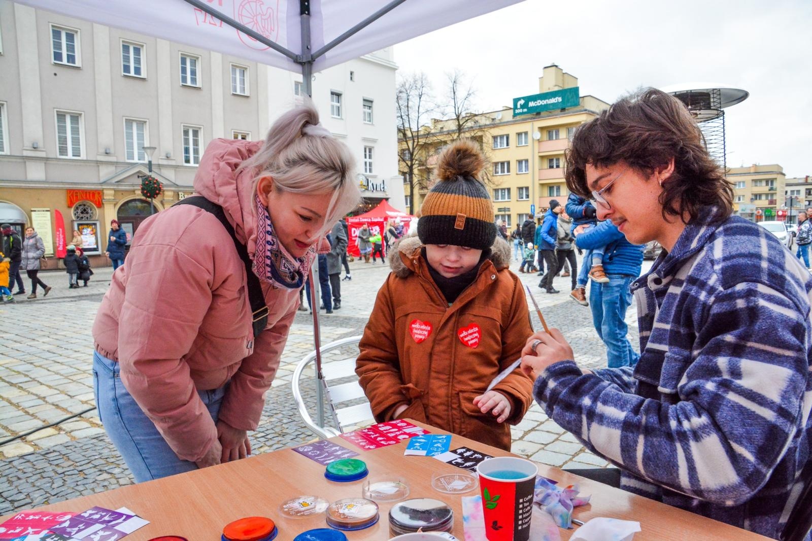 Zdjęcie w galerii na portalu naszraciborz.pl: Orkiestra gra i gotuje na raciborskim Rynku [FOTO i WIDEO] wiadomości z regionu
