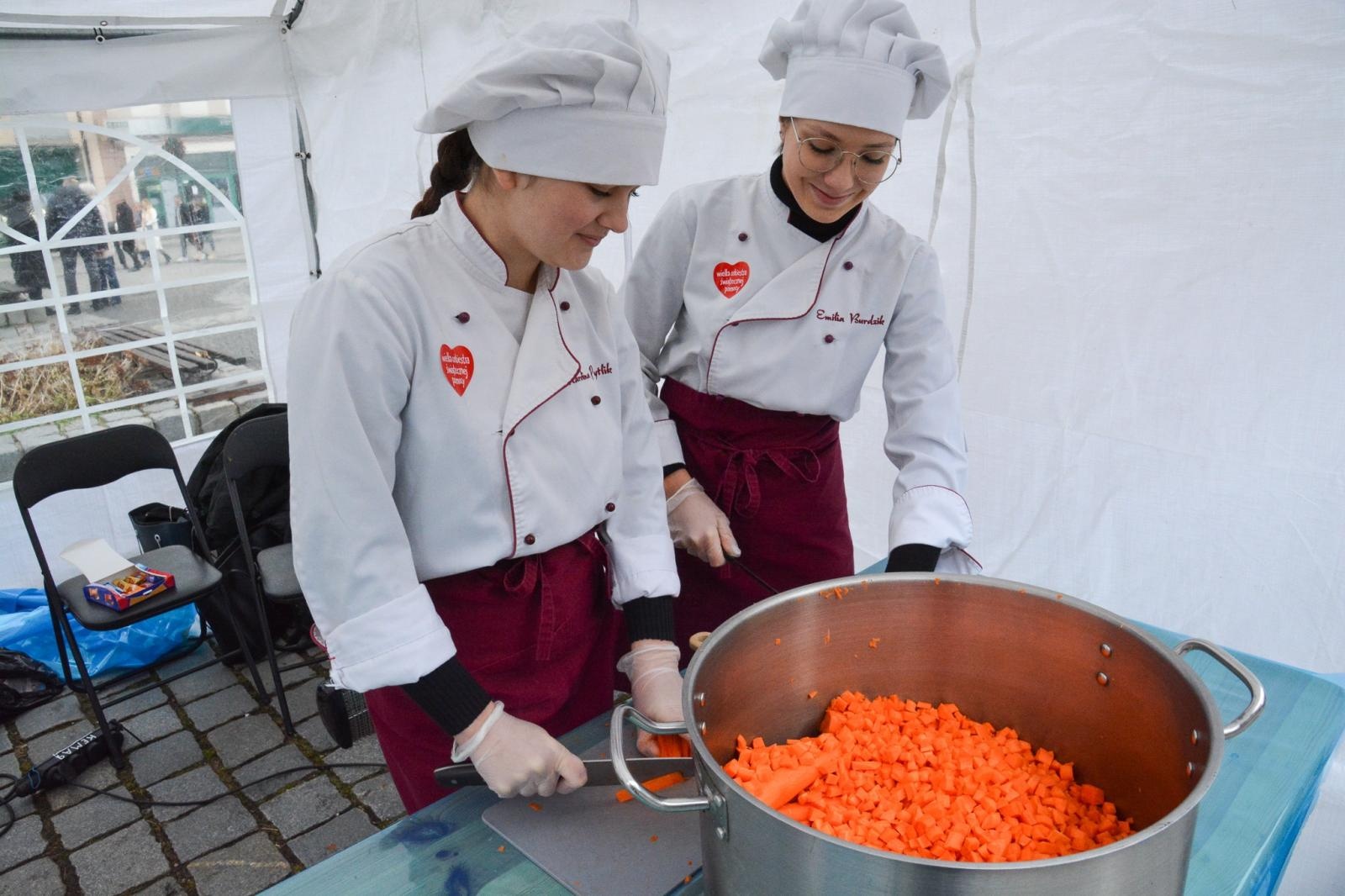 Zdjęcie w galerii na portalu naszraciborz.pl: Orkiestra gra i gotuje na raciborskim Rynku [FOTO i WIDEO] wiadomości z regionu