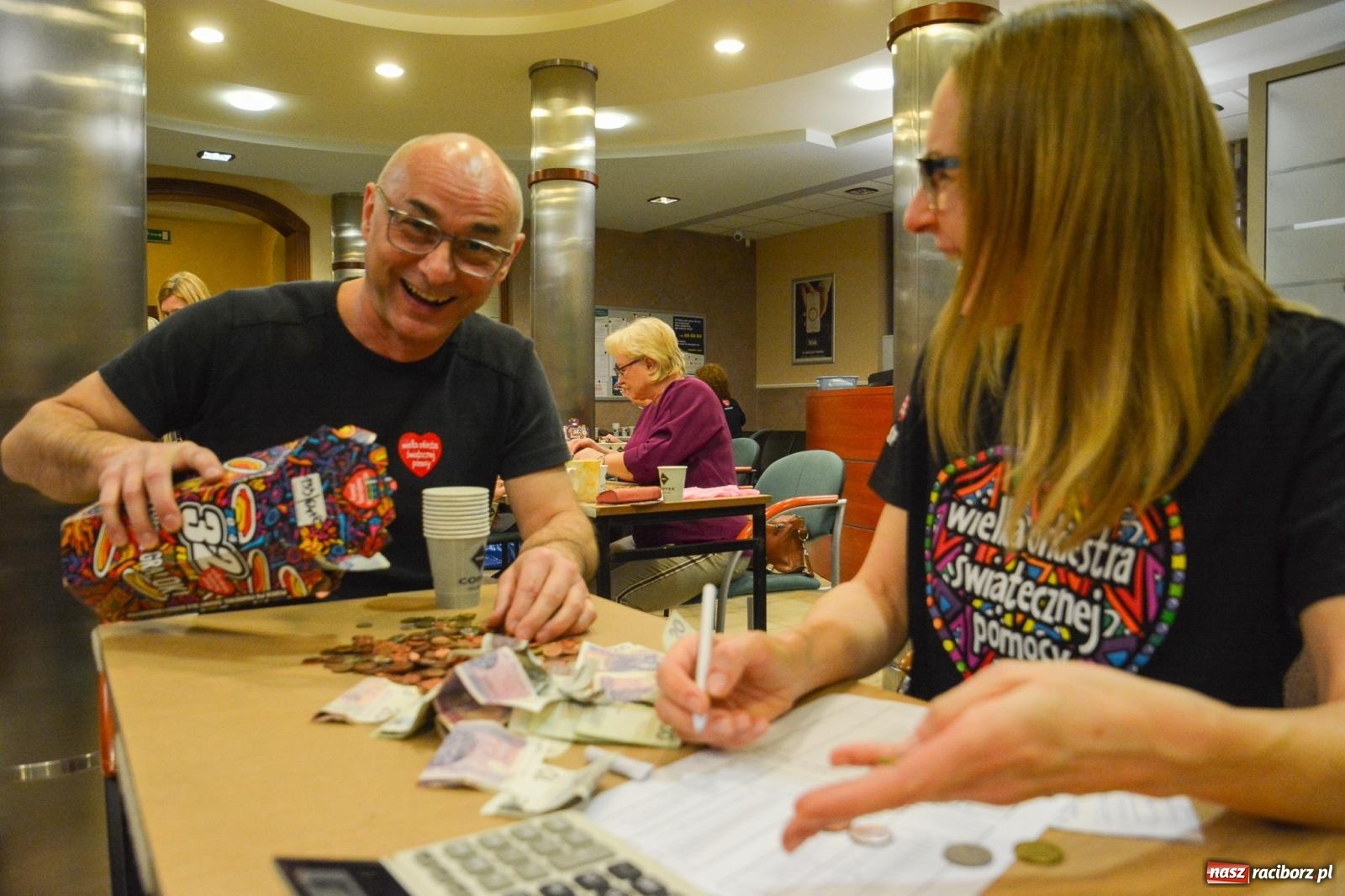 Zdjęcie w galerii na portalu naszraciborz.pl: Bank Spółdzielczy w Raciborzu dziewiętnasty raz gra z Orkiestrą wiadomości z regionu