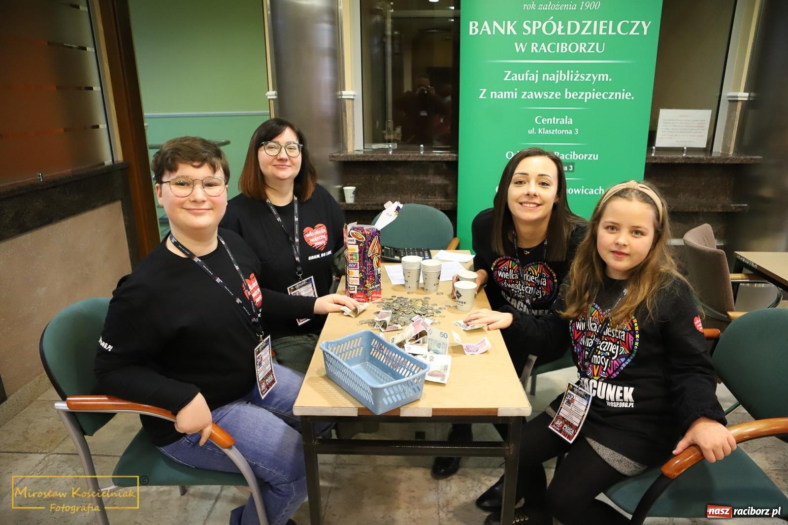 Zdjęcie w galerii na portalu naszraciborz.pl: Bank Spółdzielczy w Raciborzu dziewiętnasty raz gra z Orkiestrą wiadomości z regionu