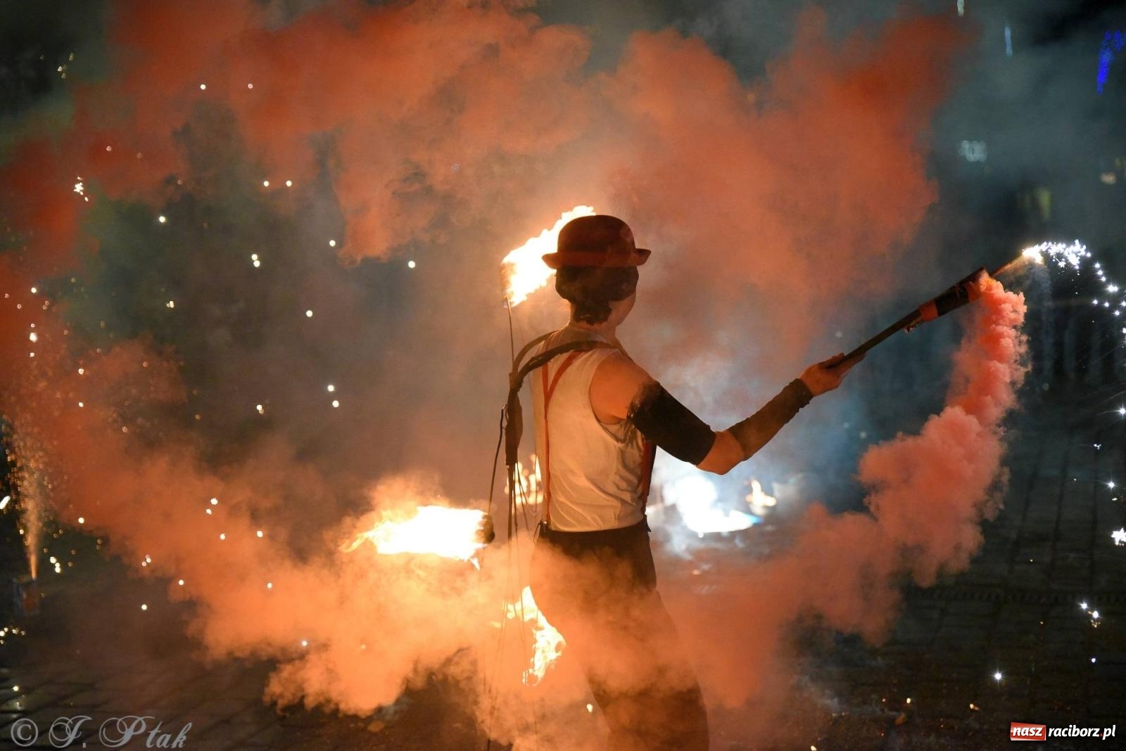 Zdjęcie w galerii na portalu naszraciborz.pl: Światełko do nieba z Teatrem Ognia Enigma [FOTO i WIDEO] wiadomości z regionu