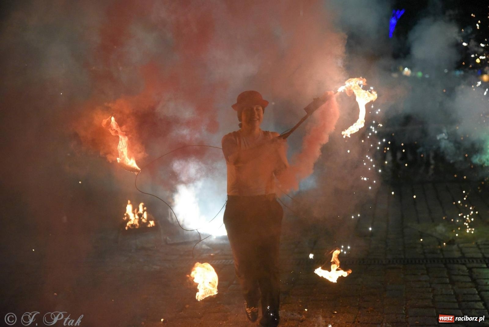 Zdjęcie w galerii na portalu naszraciborz.pl: Światełko do nieba z Teatrem Ognia Enigma [FOTO i WIDEO] wiadomości z regionu