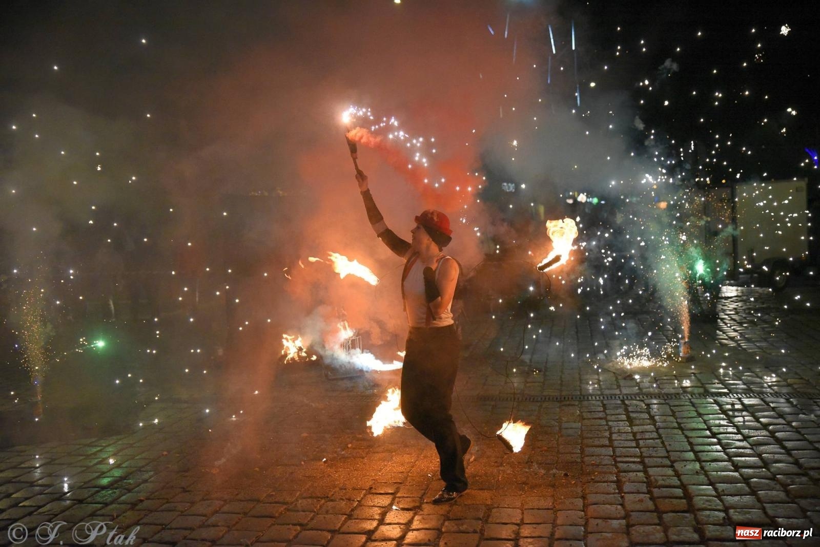 Zdjęcie w galerii na portalu naszraciborz.pl: Światełko do nieba z Teatrem Ognia Enigma [FOTO i WIDEO] wiadomości z regionu