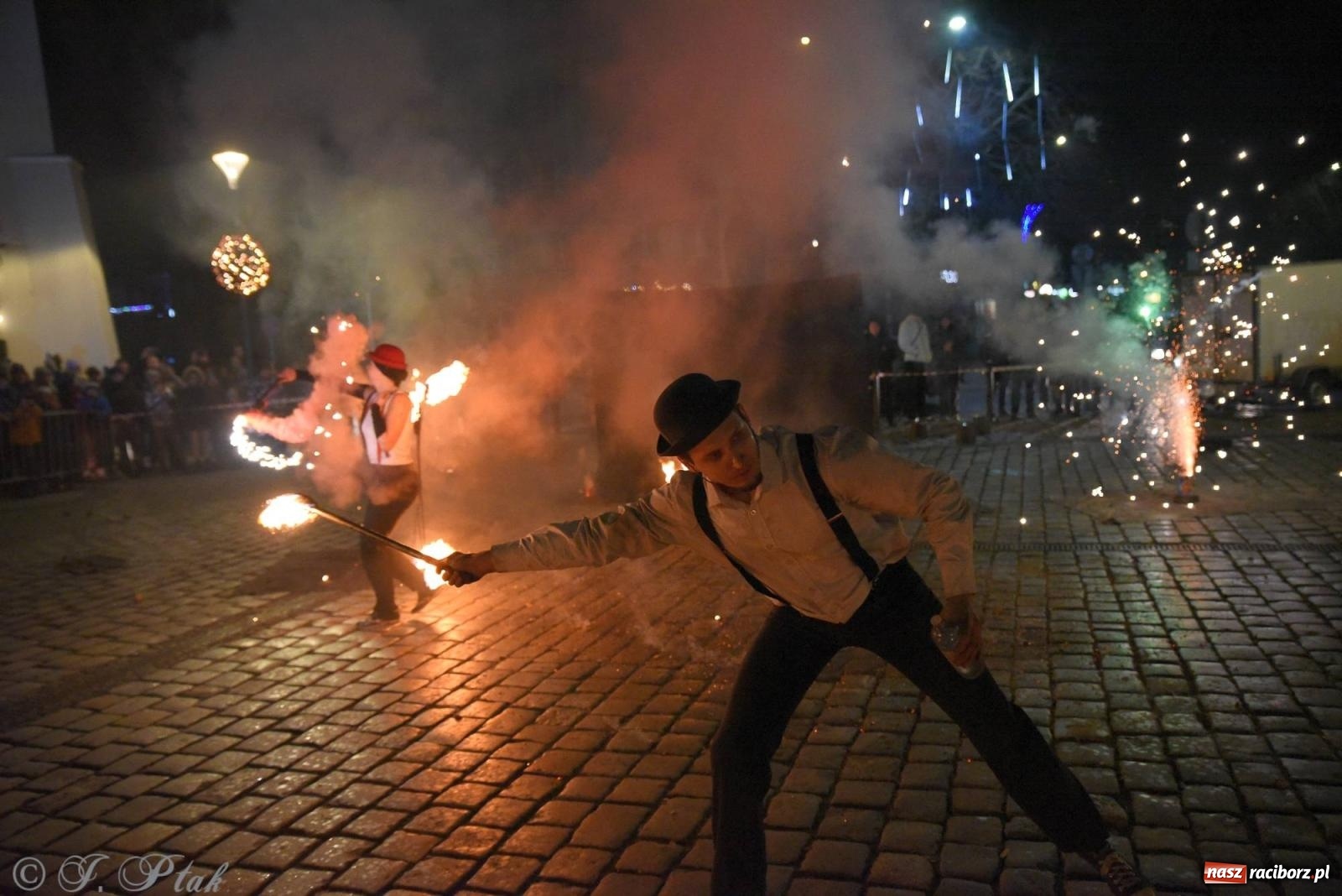 Zdjęcie w galerii na portalu naszraciborz.pl: Światełko do nieba z Teatrem Ognia Enigma [FOTO i WIDEO] wiadomości z regionu