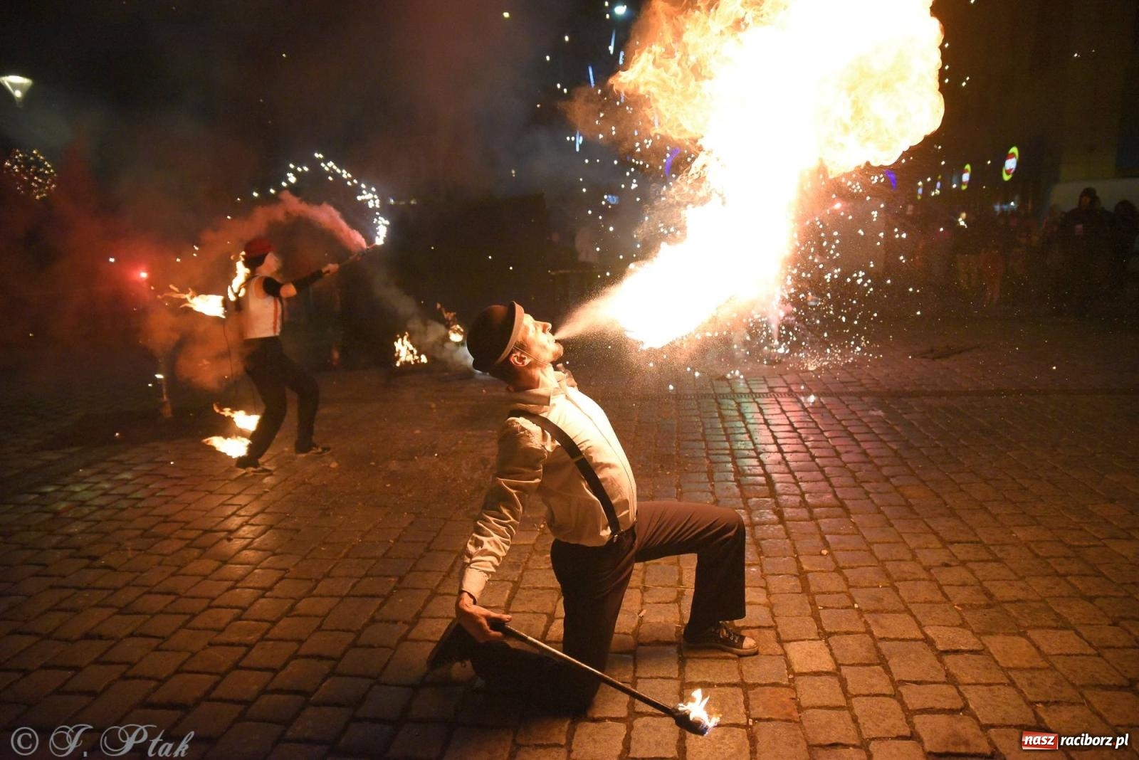 Zdjęcie w galerii na portalu naszraciborz.pl: Światełko do nieba z Teatrem Ognia Enigma [FOTO i WIDEO] wiadomości z regionu