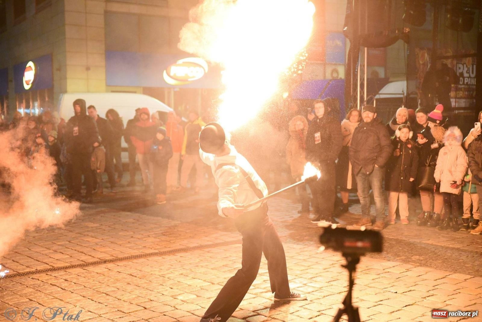 Zdjęcie w galerii na portalu naszraciborz.pl: Światełko do nieba z Teatrem Ognia Enigma [FOTO i WIDEO] wiadomości z regionu