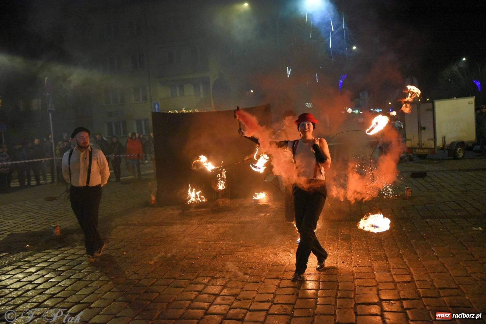 Zdjęcie w galerii na portalu naszraciborz.pl: Światełko do nieba z Teatrem Ognia Enigma [FOTO i WIDEO] wiadomości z regionu
