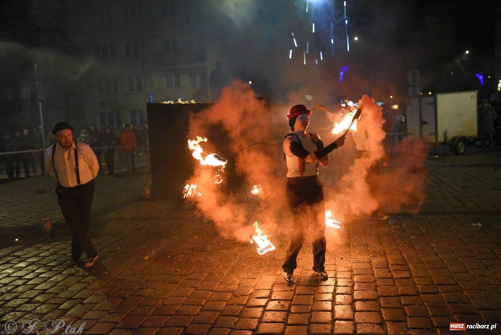 Zdjęcie w galerii na portalu naszraciborz.pl: Światełko do nieba z Teatrem Ognia Enigma [FOTO i WIDEO] wiadomości z regionu