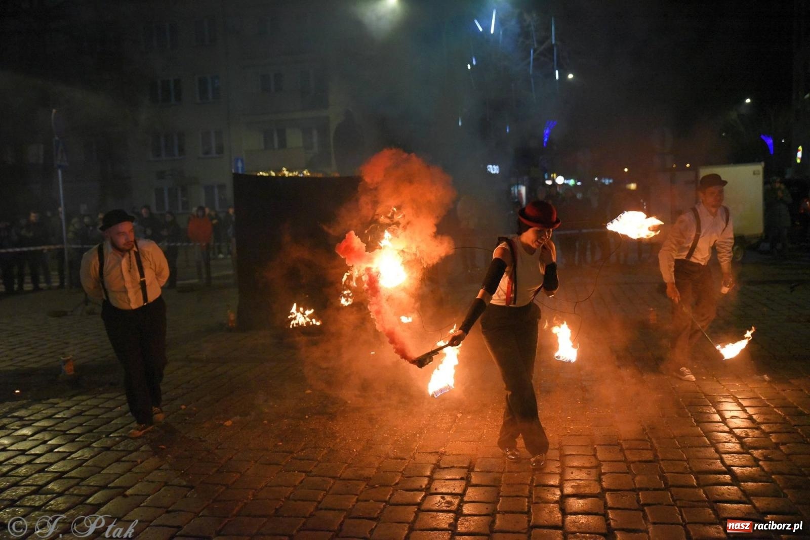 Zdjęcie w galerii na portalu naszraciborz.pl: Światełko do nieba z Teatrem Ognia Enigma [FOTO i WIDEO] wiadomości z regionu