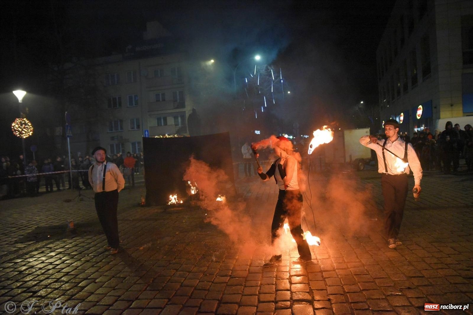 Zdjęcie w galerii na portalu naszraciborz.pl: Światełko do nieba z Teatrem Ognia Enigma [FOTO i WIDEO] wiadomości z regionu