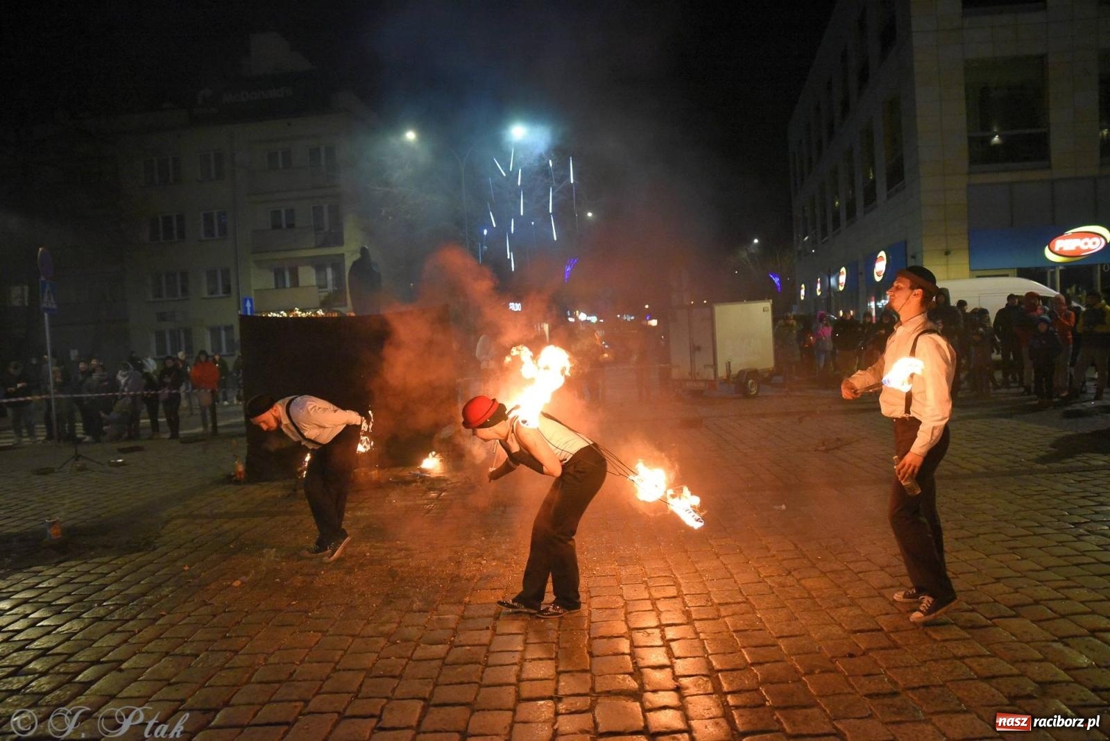 Zdjęcie w galerii na portalu naszraciborz.pl: Światełko do nieba z Teatrem Ognia Enigma [FOTO i WIDEO] wiadomości z regionu