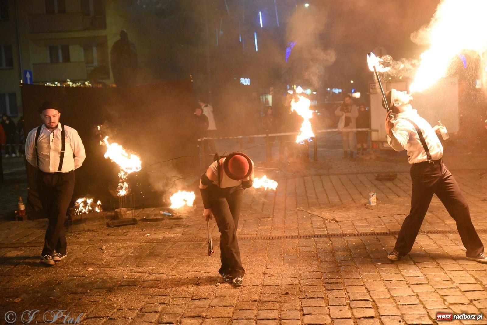 Zdjęcie w galerii na portalu naszraciborz.pl: Światełko do nieba z Teatrem Ognia Enigma [FOTO i WIDEO] wiadomości z regionu