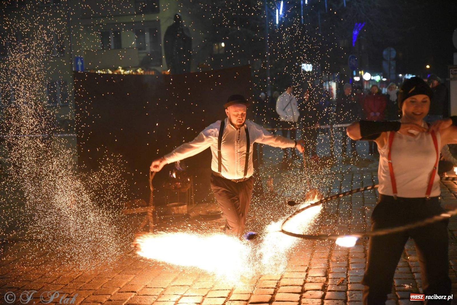 Zdjęcie w galerii na portalu naszraciborz.pl: Światełko do nieba z Teatrem Ognia Enigma [FOTO i WIDEO] wiadomości z regionu