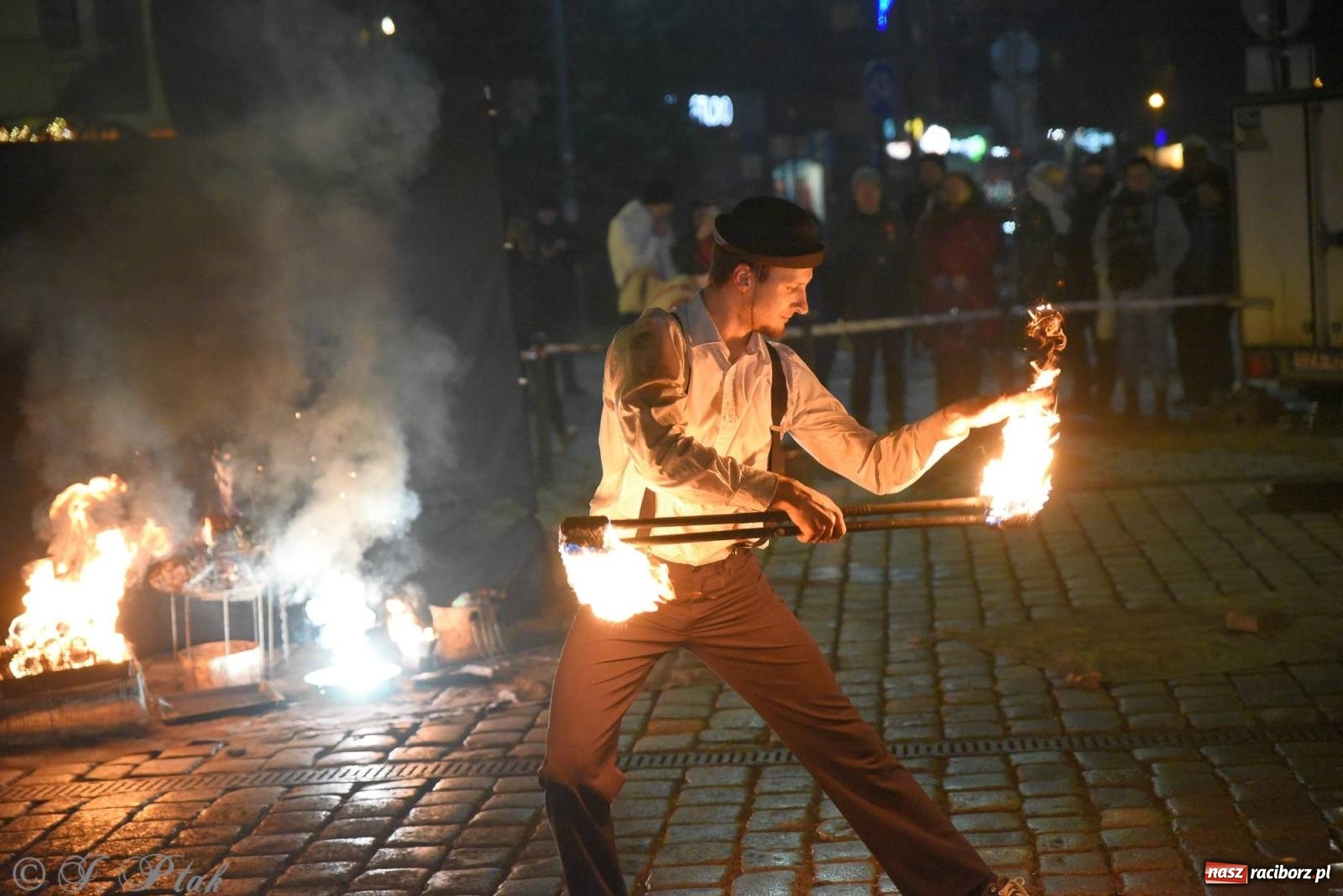 Zdjęcie w galerii na portalu naszraciborz.pl: Światełko do nieba z Teatrem Ognia Enigma [FOTO i WIDEO] wiadomości z regionu