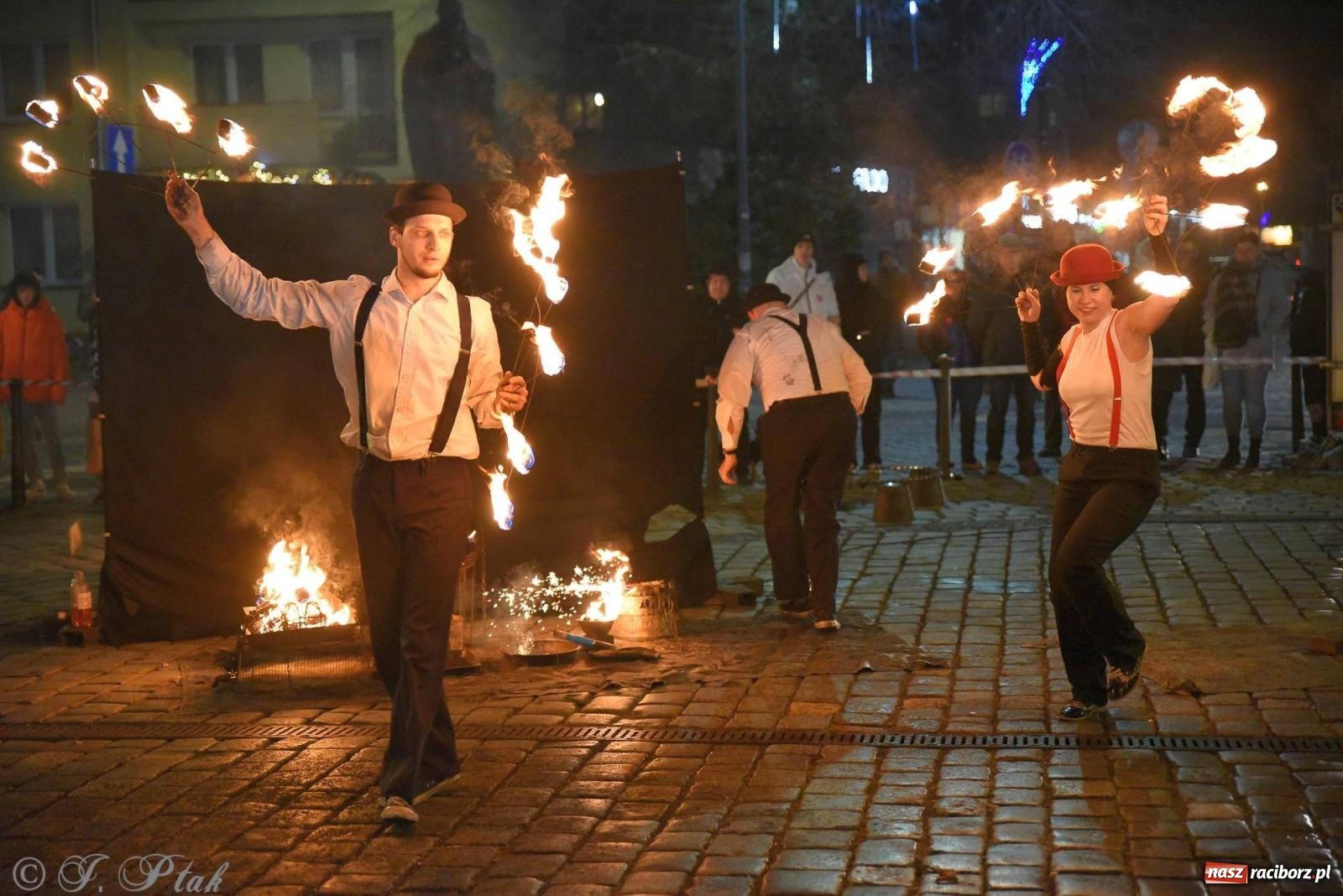 Zdjęcie w galerii na portalu naszraciborz.pl: Światełko do nieba z Teatrem Ognia Enigma [FOTO i WIDEO] wiadomości z regionu