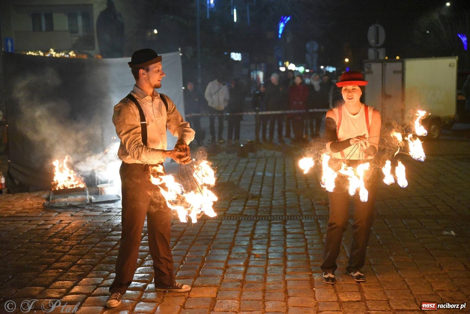 Zdjęcie w galerii na portalu naszraciborz.pl: Światełko do nieba z Teatrem Ognia Enigma [FOTO i WIDEO] wiadomości z regionu