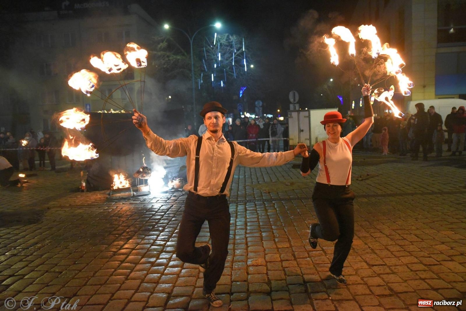 Zdjęcie w galerii na portalu naszraciborz.pl: Światełko do nieba z Teatrem Ognia Enigma [FOTO i WIDEO] wiadomości z regionu