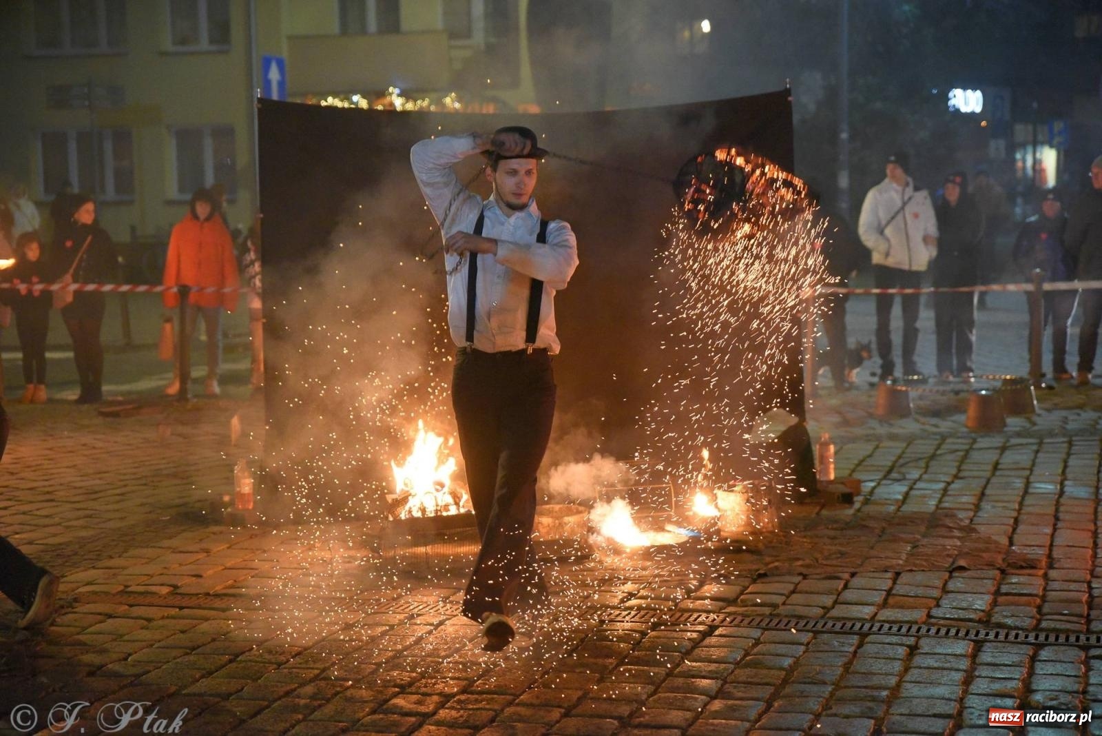 Zdjęcie w galerii na portalu naszraciborz.pl: Światełko do nieba z Teatrem Ognia Enigma [FOTO i WIDEO] wiadomości z regionu