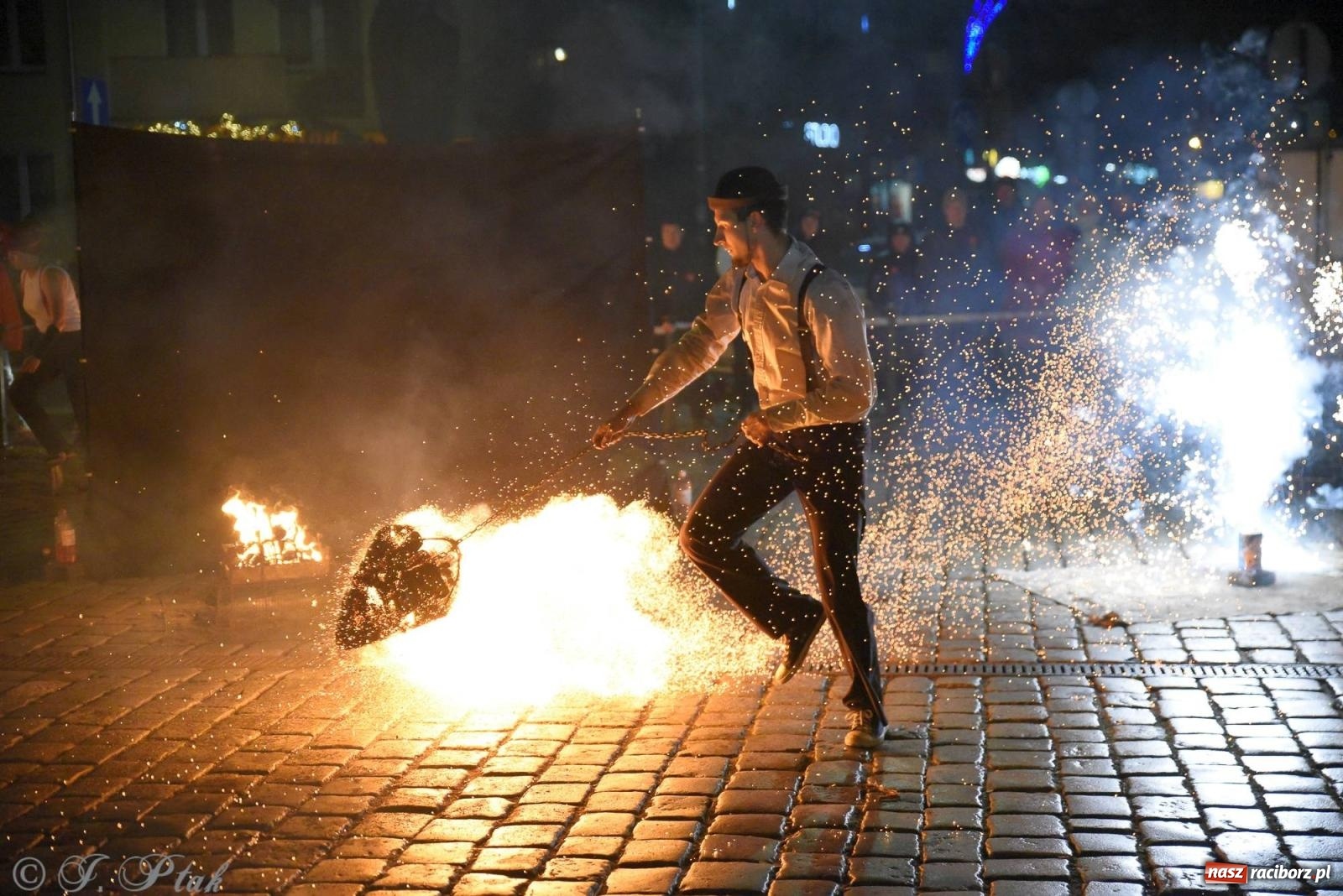 Zdjęcie w galerii na portalu naszraciborz.pl: Światełko do nieba z Teatrem Ognia Enigma [FOTO i WIDEO] wiadomości z regionu