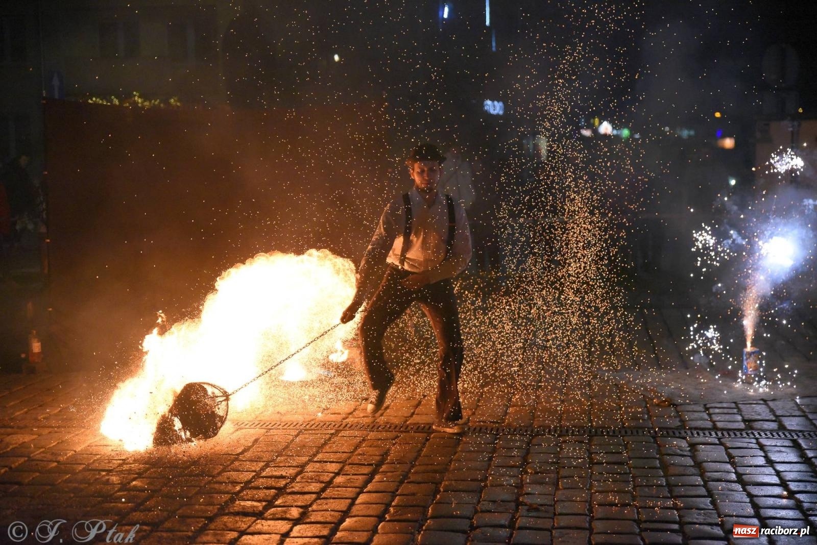 Zdjęcie w galerii na portalu naszraciborz.pl: Światełko do nieba z Teatrem Ognia Enigma [FOTO i WIDEO] wiadomości z regionu