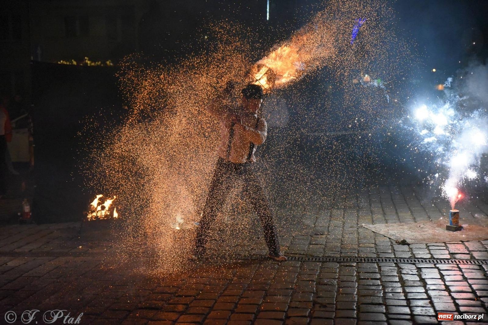 Zdjęcie w galerii na portalu naszraciborz.pl: Światełko do nieba z Teatrem Ognia Enigma [FOTO i WIDEO] wiadomości z regionu