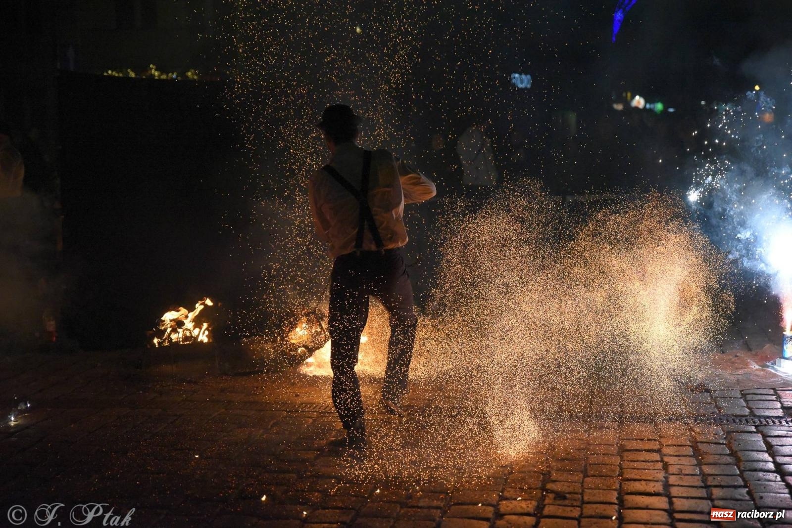 Zdjęcie w galerii na portalu naszraciborz.pl: Światełko do nieba z Teatrem Ognia Enigma [FOTO i WIDEO] wiadomości z regionu