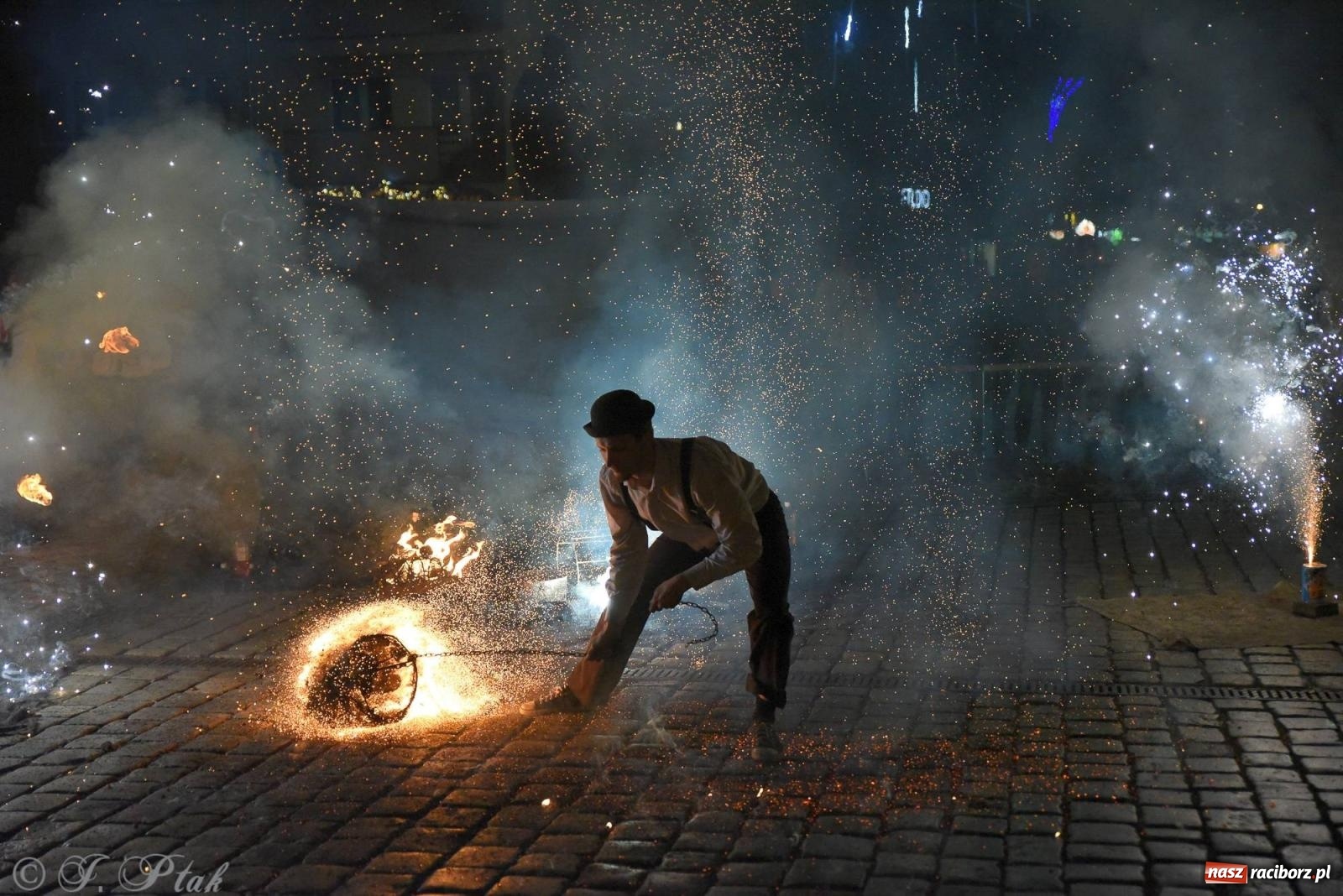 Zdjęcie w galerii na portalu naszraciborz.pl: Światełko do nieba z Teatrem Ognia Enigma [FOTO i WIDEO] wiadomości z regionu