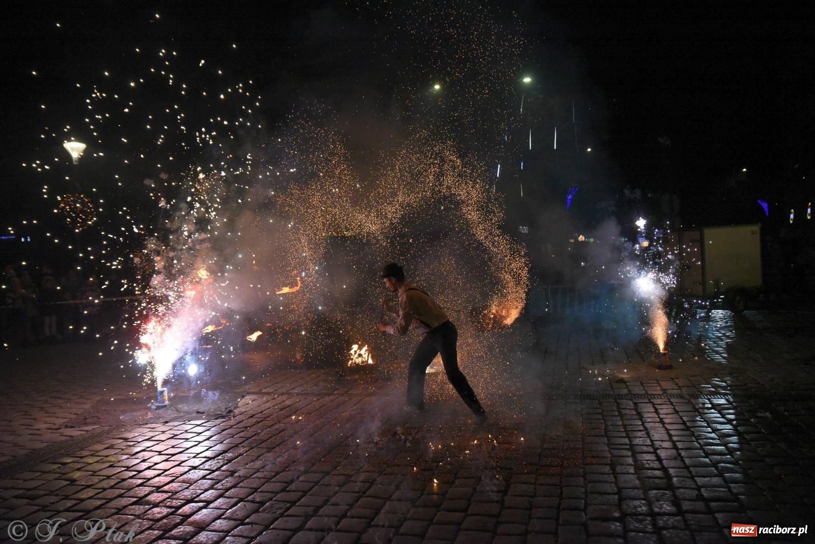 Zdjęcie w galerii na portalu naszraciborz.pl: Światełko do nieba z Teatrem Ognia Enigma [FOTO i WIDEO] wiadomości z regionu