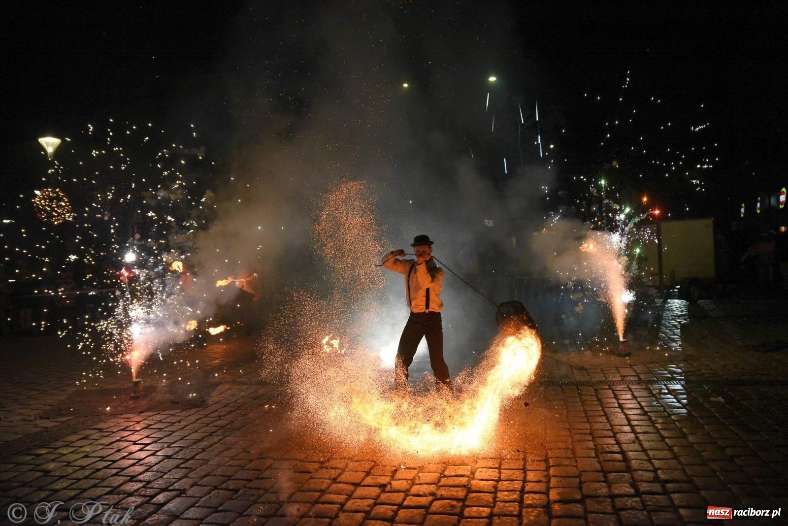 Zdjęcie w galerii na portalu naszraciborz.pl: Światełko do nieba z Teatrem Ognia Enigma [FOTO i WIDEO] wiadomości z regionu
