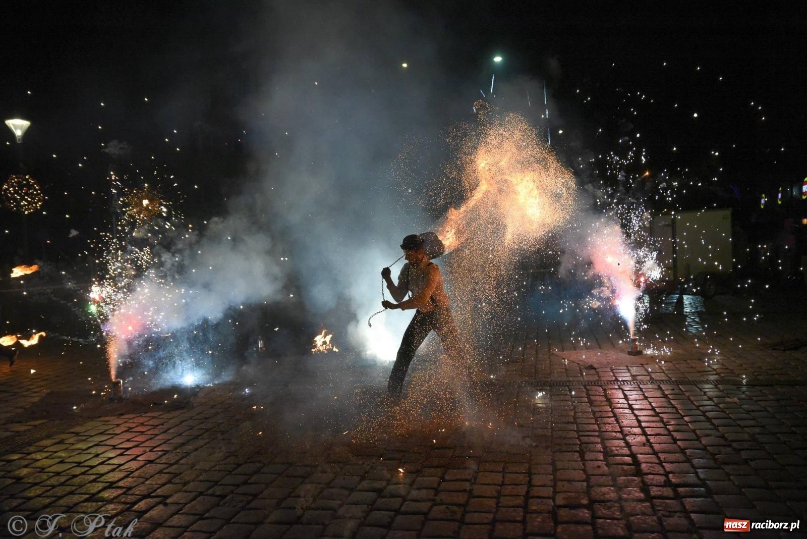 Zdjęcie w galerii na portalu naszraciborz.pl: Światełko do nieba z Teatrem Ognia Enigma [FOTO i WIDEO] wiadomości z regionu