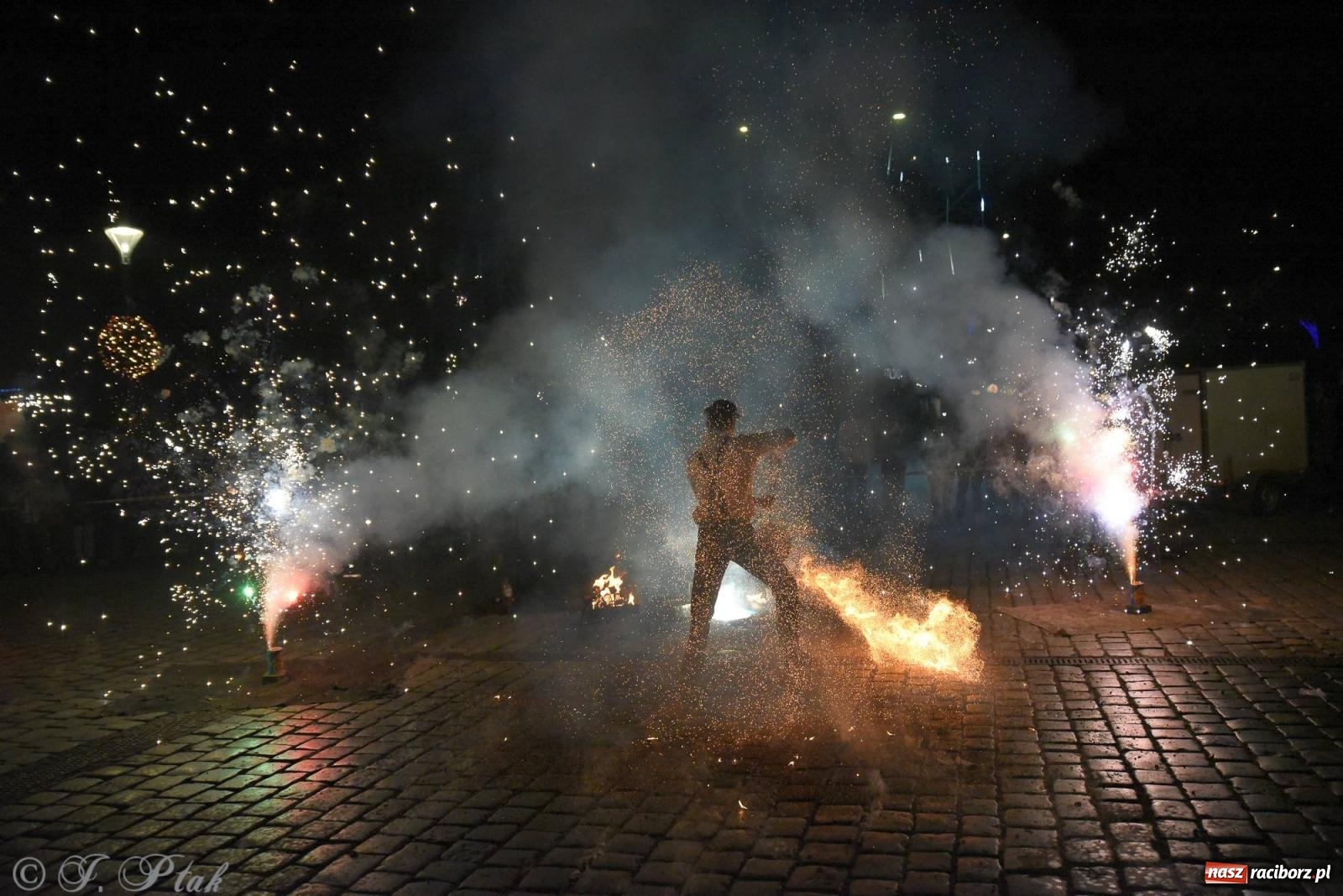 Zdjęcie w galerii na portalu naszraciborz.pl: Światełko do nieba z Teatrem Ognia Enigma [FOTO i WIDEO] wiadomości z regionu