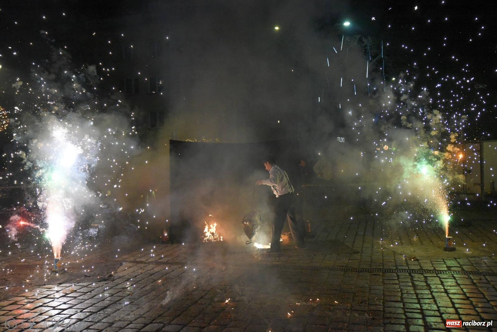 Zdjęcie w galerii na portalu naszraciborz.pl: Światełko do nieba z Teatrem Ognia Enigma [FOTO i WIDEO] wiadomości z regionu